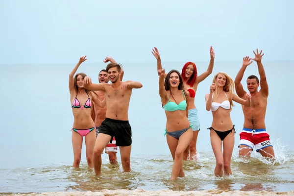 Jóvenes divirtiéndose en la playa —  Fotos de Stock