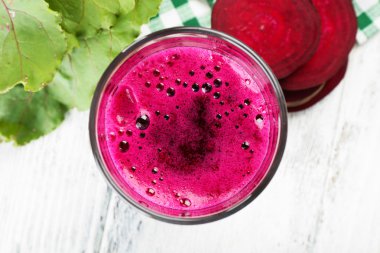 Pancar suyu masada sebzeli yakın çekim