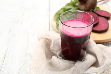 Pancar suyu masada sebzeli yakın çekim