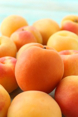 Ahşap masa üzerinde olgun kayısı yığını kapat