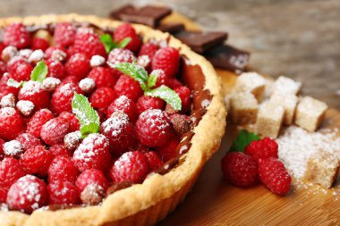 Ahşap arka plan üzerinde taze ahududu ile tart