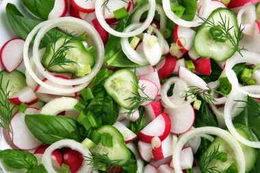 Taze sebze salatası.