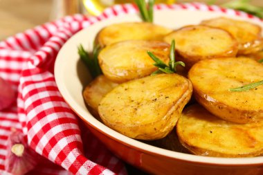 Lezzetli fırında patates kase masada rosemary ile yakın çekim