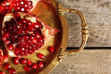 Ahşap masa üzerinde taze olgun Granat yakın çekim