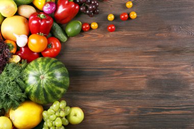 Yığın meyve ve sebzelerin ahşap arka plan üzerinde
