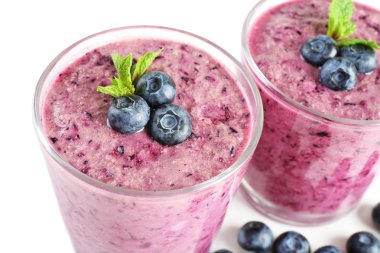 Bardak beyaz izole blueberry smoothie