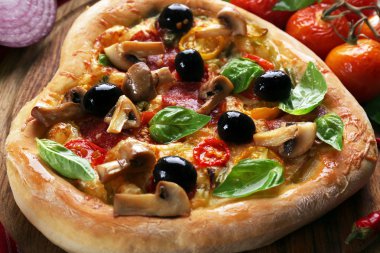 Pizza kesme pano portre üzerinde kalp şeklinde