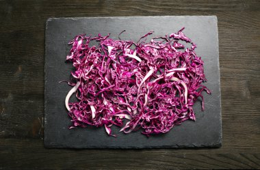 Kırmızı lahana ahşap masanın üstüne kesmek