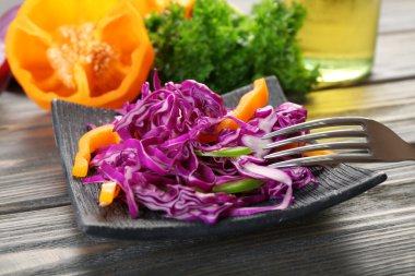 Kırmızı lahana salatası tabak portre görev yaptı.