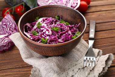Kırmızı lahana salatası kase portre görev yaptı.