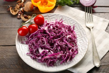 Kırmızı lahana salatası tabak portre görev yaptı.