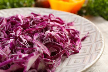 Kırmızı lahana salatası tabak portre görev yaptı.