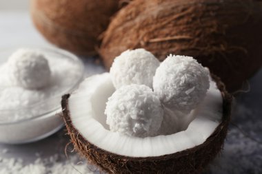 Hindistan cevizi pul ve renk ahşap arka plan üzerinde taze hindistan cevizi şekerler