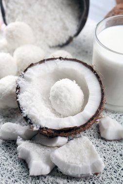 Hindistan cevizi pul ve açık renkli taze hindistan cevizi ev yapımı şekerler