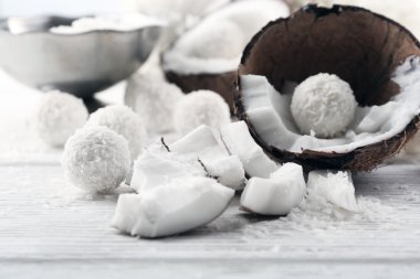 Hindistan cevizi pul ve hafif ahşap zemin üzerine taze hindistan cevizi şekerler