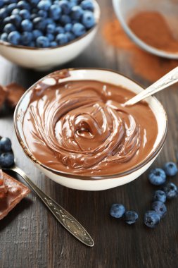 Çikolatalı Krema ve yaban mersini ile güzel kompozisyon