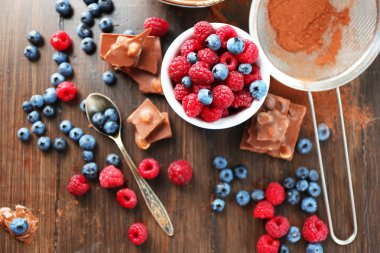 Çikolatalı Krema ve olgun çilek ile güzel kompozisyon