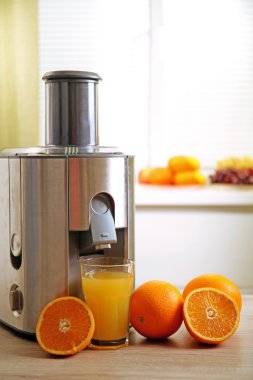 Mutfak masasının üzerinde meyve sıkacağı ve portakal suyu