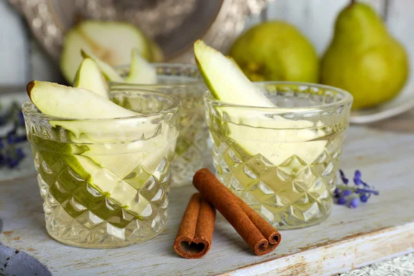 Birnensaft mit frischen Früchten auf dem Tisch aus nächster Nähe — Stockfoto