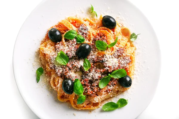 Bolognese makarna ile parmesan ve fesleğen ışık arka plan üzerinde — Stok fotoğraf