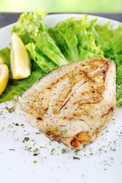 Balık fileto Yeşiller ve plaka üzerinde limon ile tabak kapat — Stok fotoğraf