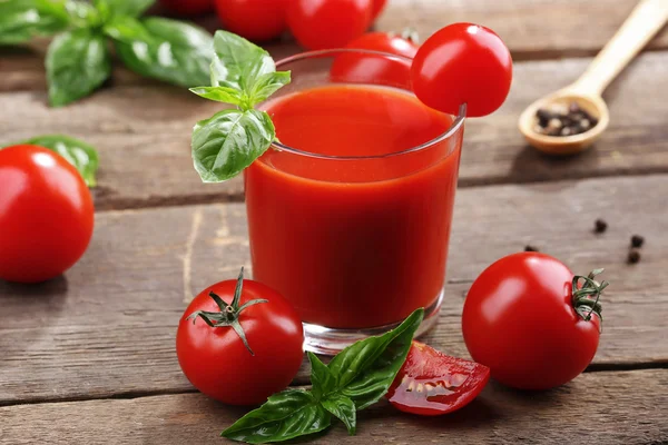 Glass med tomatjuice på trebord, nærbilde – stockfoto