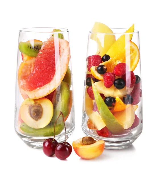 Salade de fruits frais dans des verres isolés sur blanc — Photo