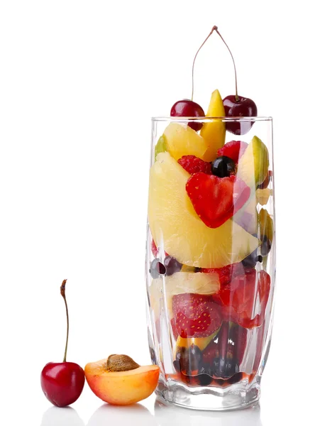 Ensalada de frutas frescas en vidrio aislado en blanco — Foto de Stock