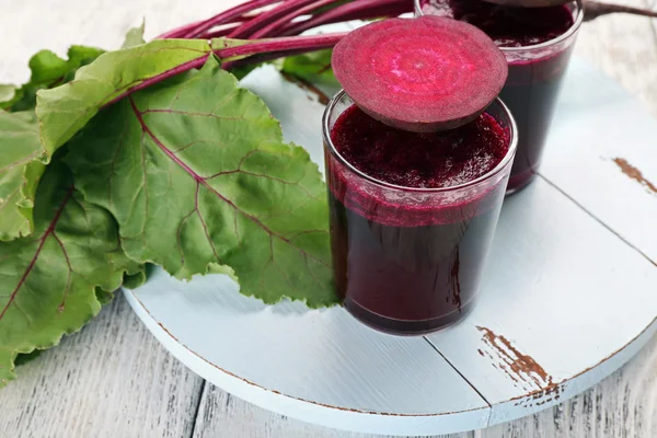 Glasses of beet juice with vegetables on table close up — Stock Photo, Image