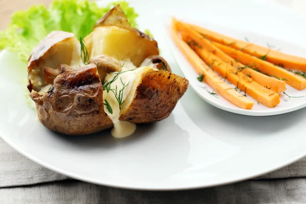 Pommes de terre cuites au four avec fromage et champignons dans une assiette close up — Photo