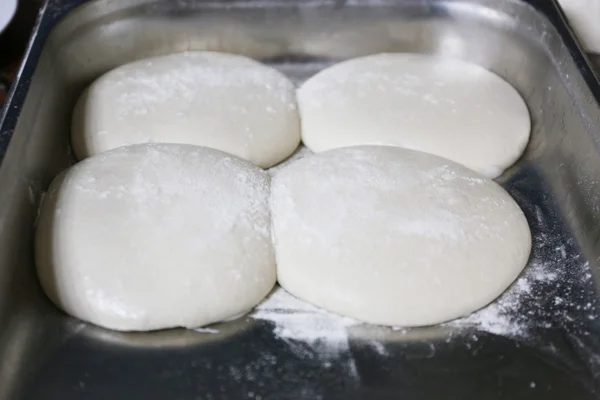 Förbereder pizzadeg i metall pan, närbild — Stockfoto