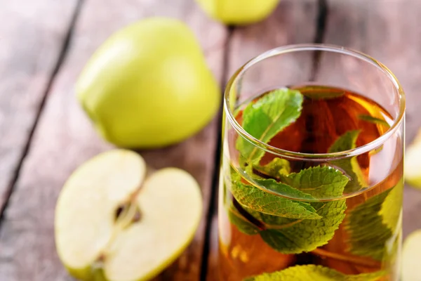 Bicchiere di succo di mela — Foto Stock