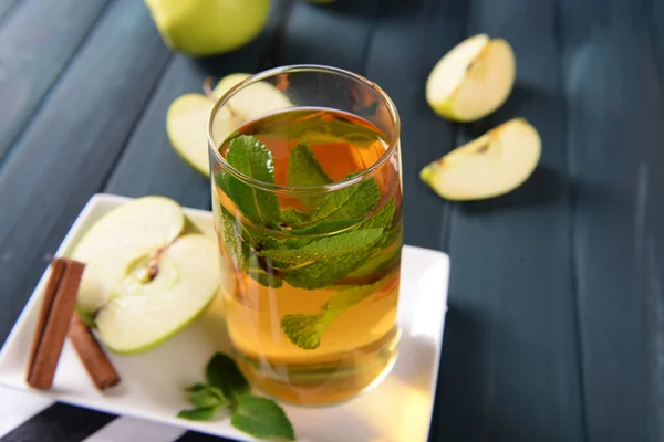 Copo de suco de maçã — Fotografia de Stock