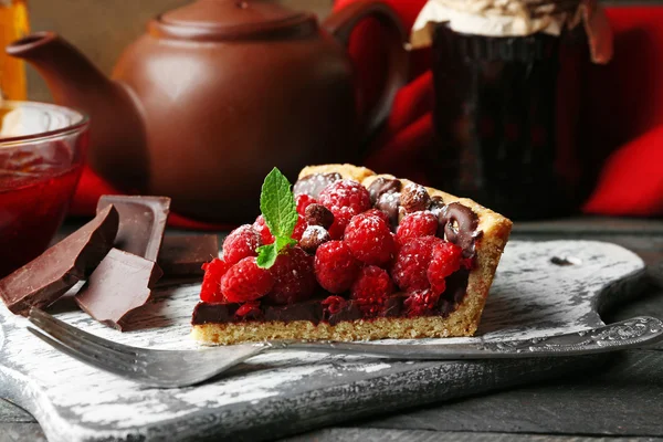Кусок пирога со свежей малиной, на деревянном фоне — стоковое фото