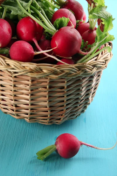 Frische Radieschen in Korb auf Holztisch Nahaufnahme Hintergrund — Stockfoto