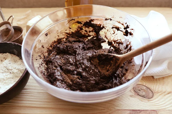 Preparando a massa de farinha de torta de chocolate — Fotografia de Stock