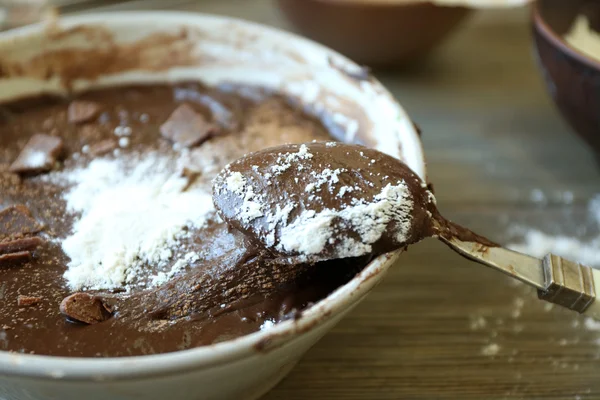 Teig für Schokoladenkuchen zubereiten — Stockfoto