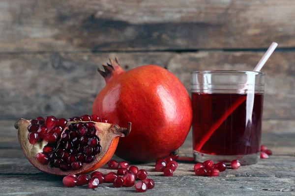 Jugo de granate fresco con fruta en la mesa de madera de cerca — Foto de Stock