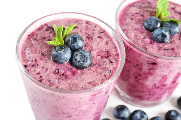 Glas Blaubeer-Smoothie isoliert auf weiß — Stockfoto