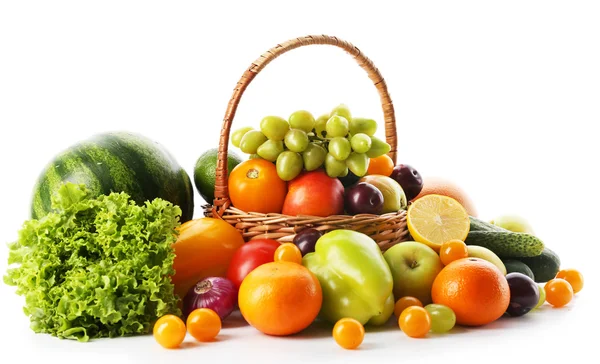 Färska grönsaker och frukter isolerad på vit — Stockfoto