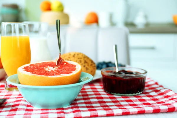 Healthy breakfast with fruits and berries on table in kitchen — Stock Photo, Image