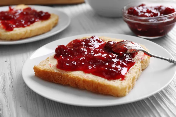 Bread with butter and homemade jam in white plate, closeup — Stock Photo, Image