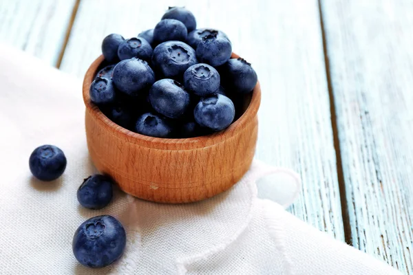 Färska blåbär i skål på bordet på nära håll — Stockfoto
