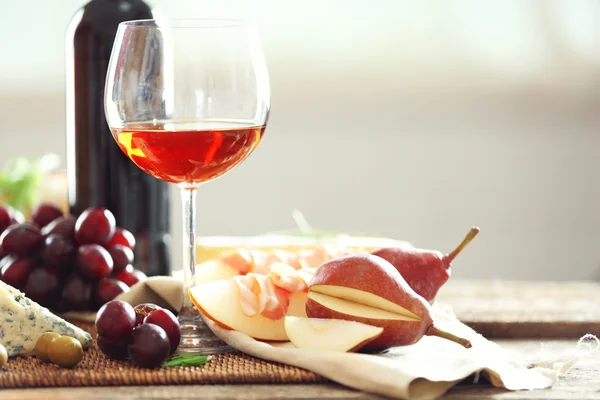 Natureza morta com vários tipos de comida italiana e vinho — Fotografia de Stock