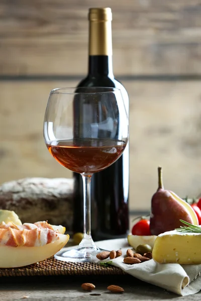 Zátiší s různými typy italských potravin a vín — Stock fotografie
