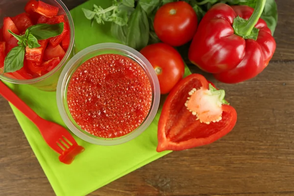 Insalata di verdure e frutta e bevanda fresca sana in bicchieri di plastica su sfondo di legno. Dieta colorata concetto — Foto Stock