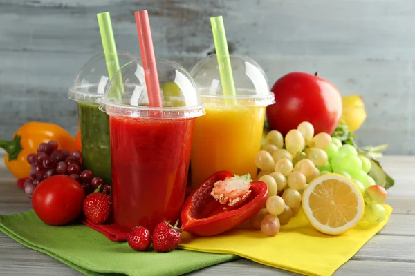 Fruta de mistura de suco fresco, bebidas saudáveis em fundo de mesa de madeira — Fotografia de Stock