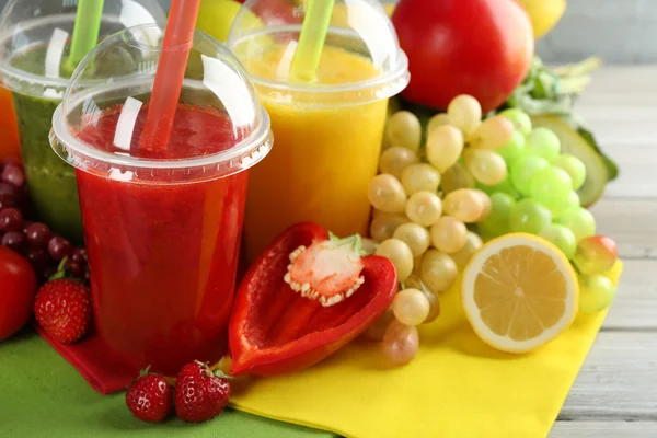 Fruta de mistura de suco fresco, bebidas saudáveis em fundo de mesa de madeira — Fotografia de Stock