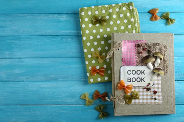 Libro de cocina decorado sobre fondo de madera azul —  Fotos de Stock