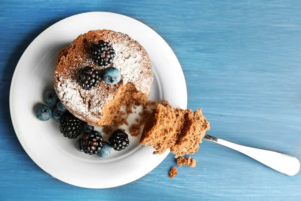 Torta con bacche su tavolo di legno — Foto Stock